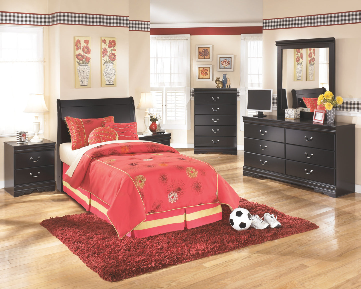 Huey Vineyard - Black - Five Drawer Chest